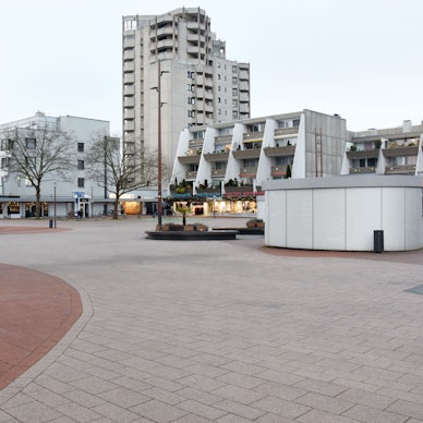 Das Foto zeigt den Balthasar-Neumann-Platz im Herzen von Brühl. Im Hintergrund ist das Seniorenheim von Convivo zu sehen.