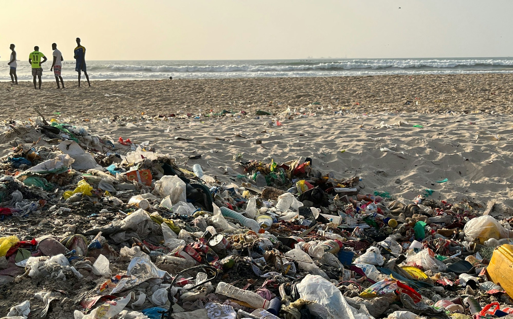 Plastikmüll liegt am Meeresstrand der Küstenstadt St. Louis im Senegal.