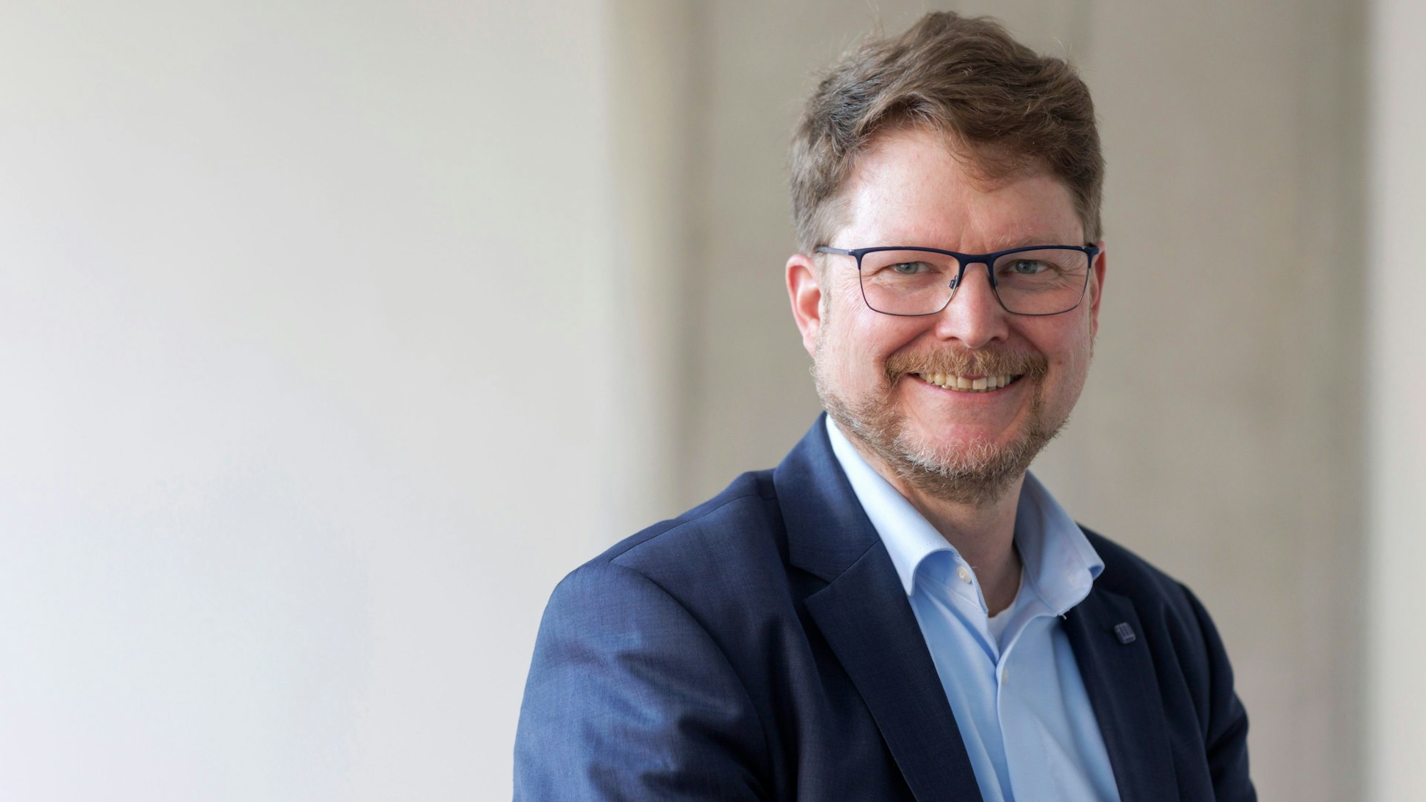 Prof. Bernhard Eßer lächelt in die Kamera.