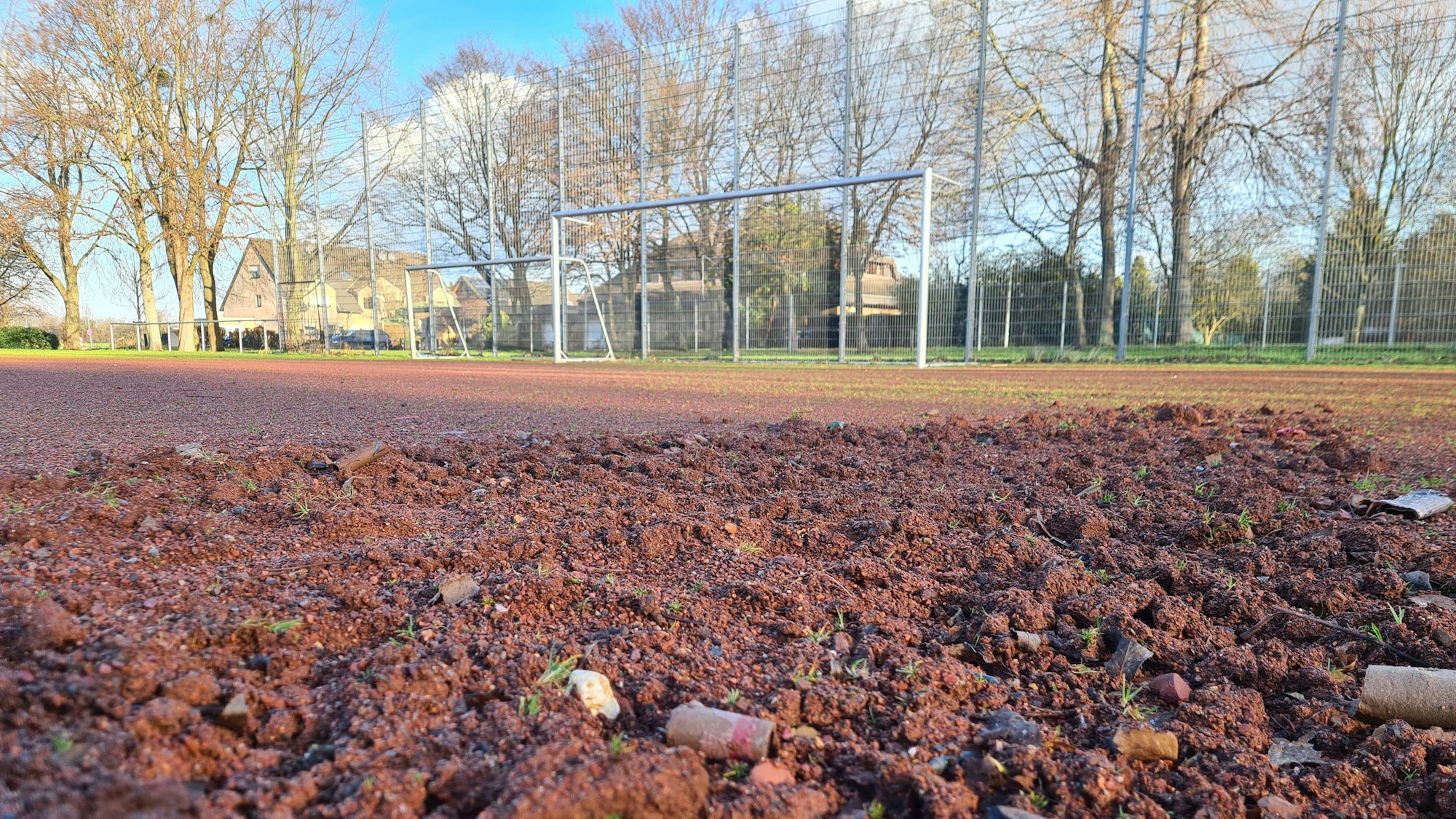 Der Sportplatz Ahe ist total zerstört.