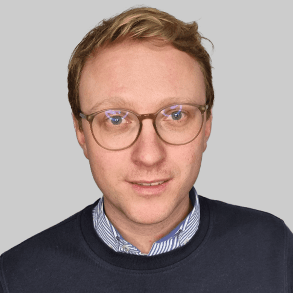 Rund 20 Menschen stehen auf der Straße und protestieren gegen den Autobahnausbau.