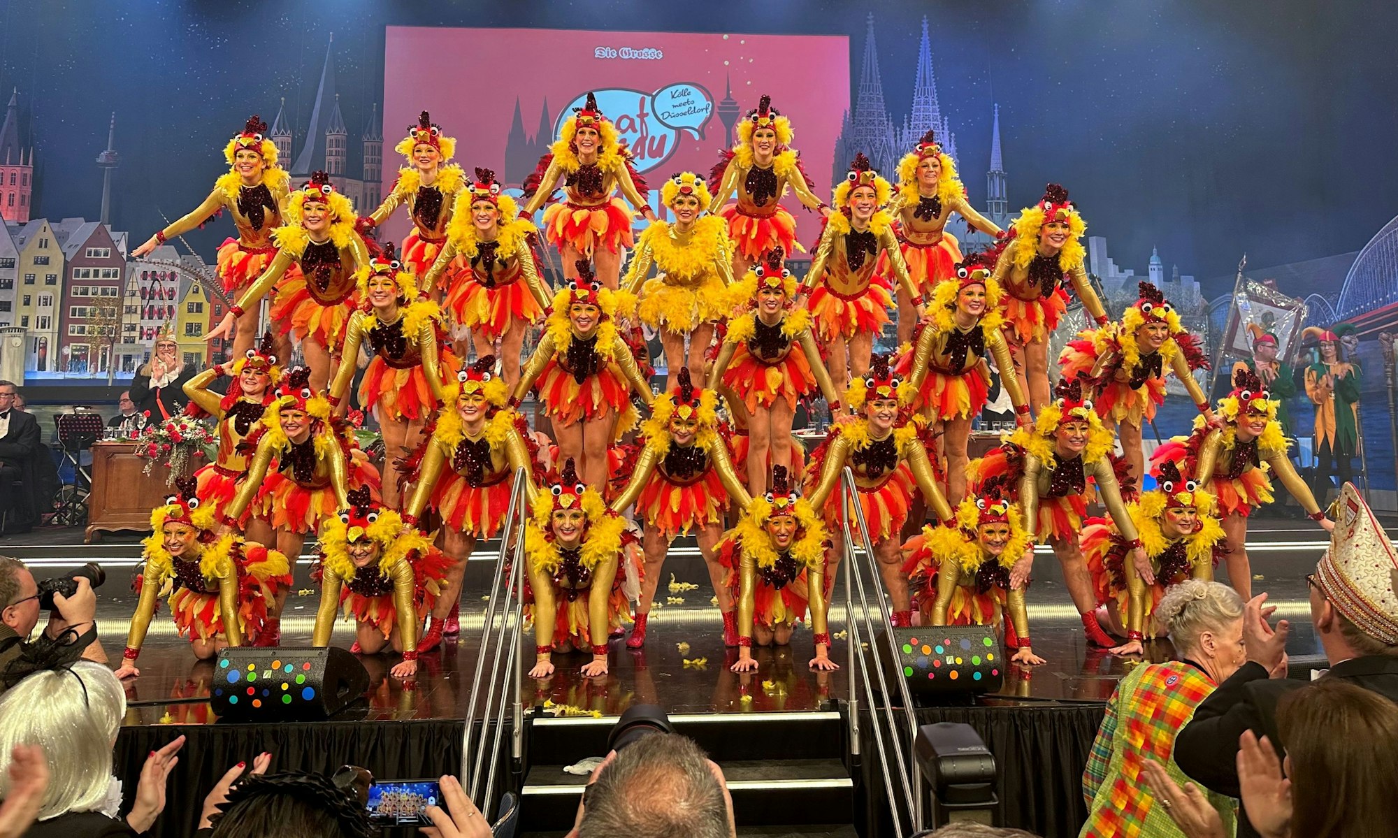 Die Tanzgarde der Karnevalsfreunde der Katholischen Jugend Düsseldorf tritt als Hühner auf der Bühne auf.