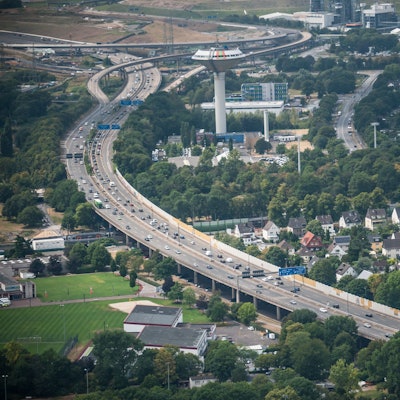 Luftbild der Stelze der Autobahn 1 auf Leverkusener Stadtgebiet