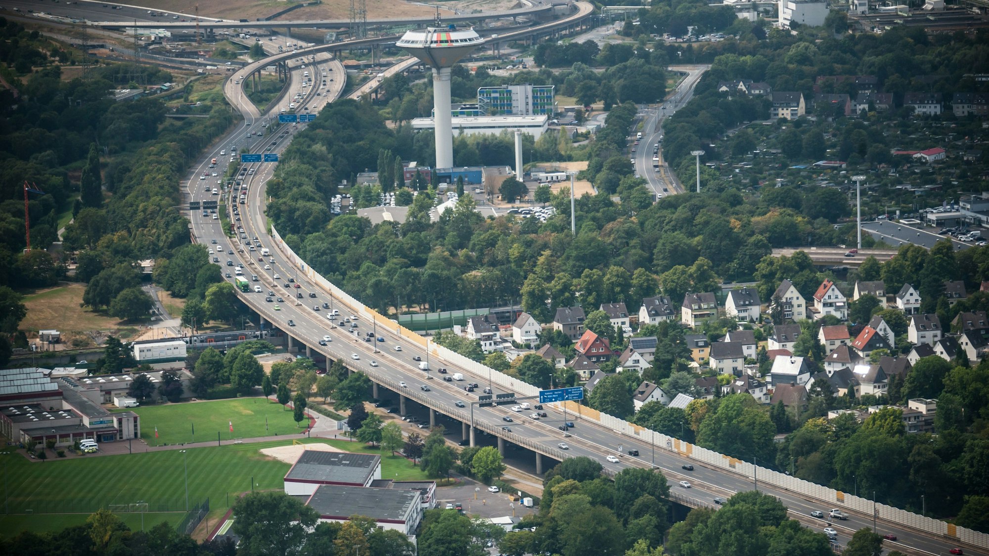 Blick aus der Vogelperspektive auf die Autobahn 1 bei Leverkusen.
