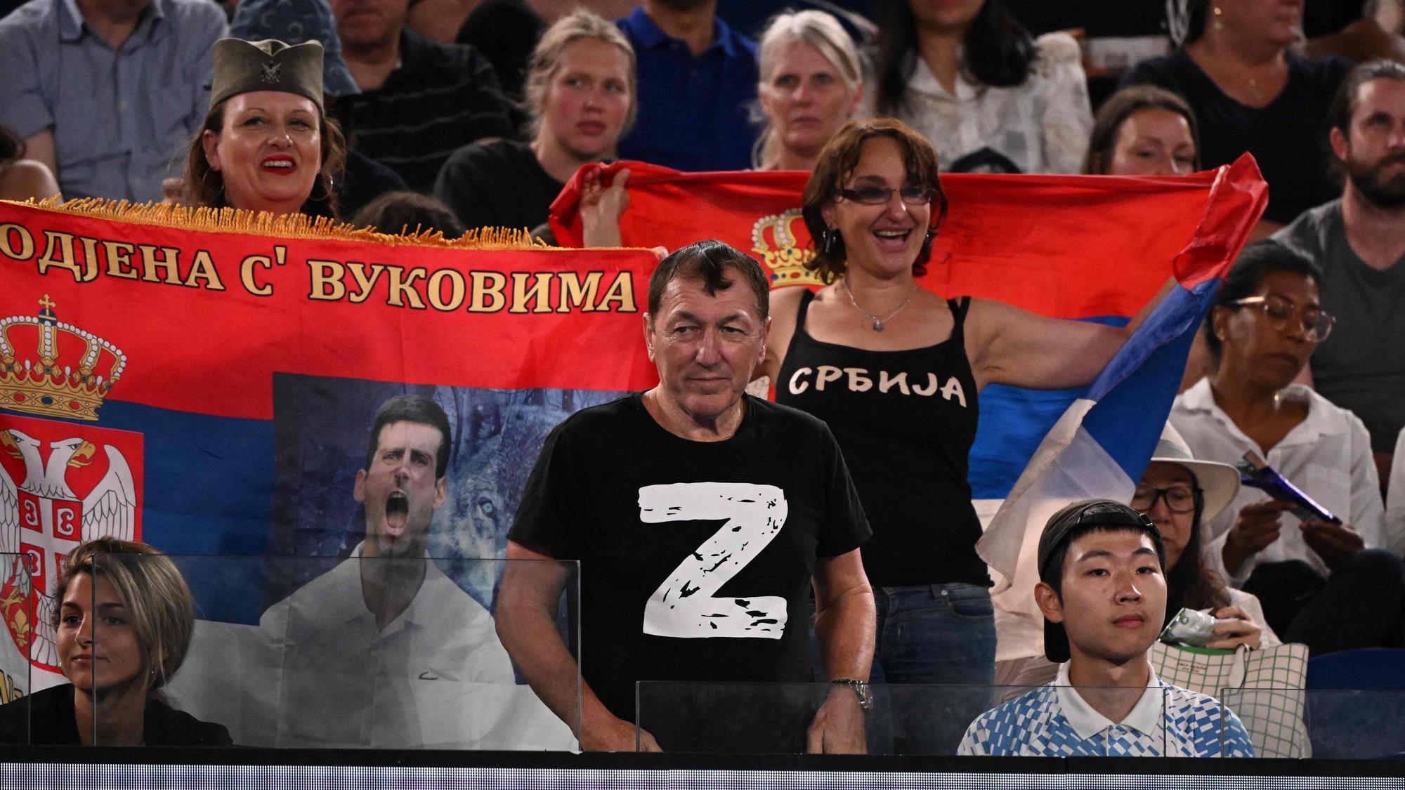 Ein russischer Sympathisant zeigt sich während des Viertelfinales zwischen Novak Djokovic und Andrej Rublew mit dem „Z“ auf der Brust.