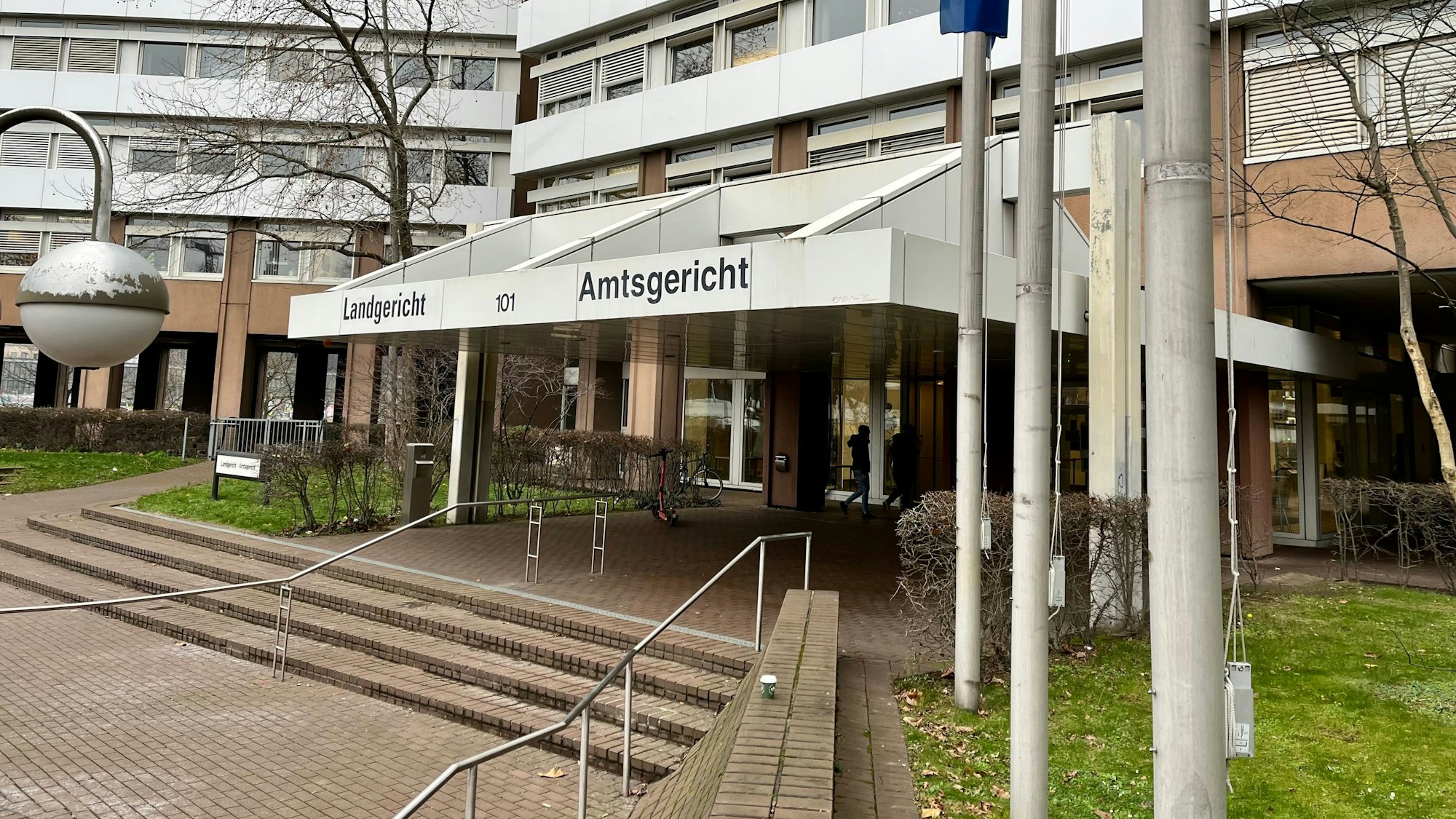 Der Eingangsbereich des Kölner Land- und Amtsgerichts an der Luxemburger Straße