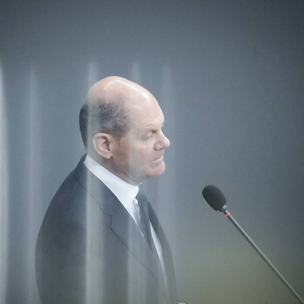 Olaf Scholz (SPD) bei der Regierungsbefragung im Bundestag. Zuvor hatte Scholz mitgeteilt, dass die Bundesregierung Leopard-Kampfpanzer an die Ukraine liefern will.