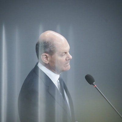 Olaf Scholz (SPD) bei der Regierungsbefragung im Bundestag. Zuvor hatte Scholz mitgeteilt, dass die Bundesregierung Leopard-Kampfpanzer an die Ukraine liefern will.