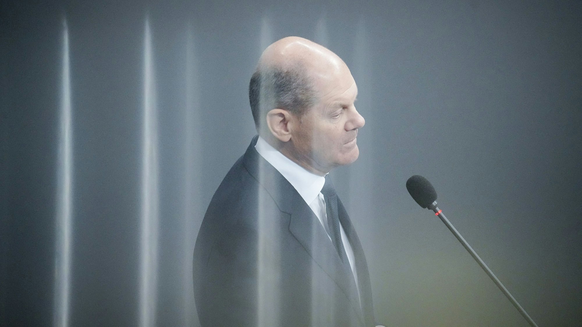 Olaf Scholz (SPD) bei der Regierungsbefragung im Bundestag. Zuvor hatte Scholz mitgeteilt, dass die Bundesregierung Leopard-Kampfpanzer an die Ukraine liefern will.