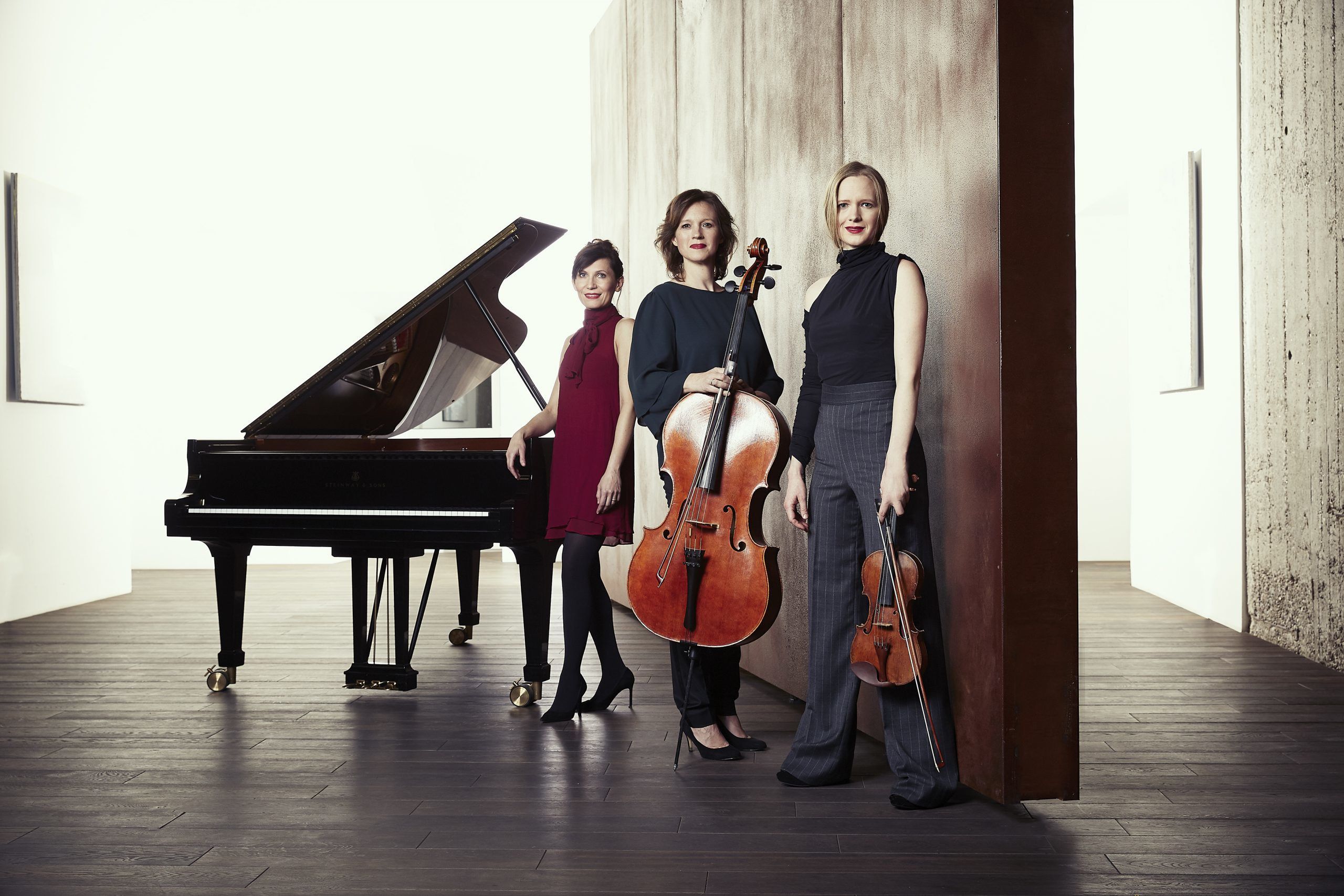 Drei Musikerinnen mit Klavier, Cello und Violine.