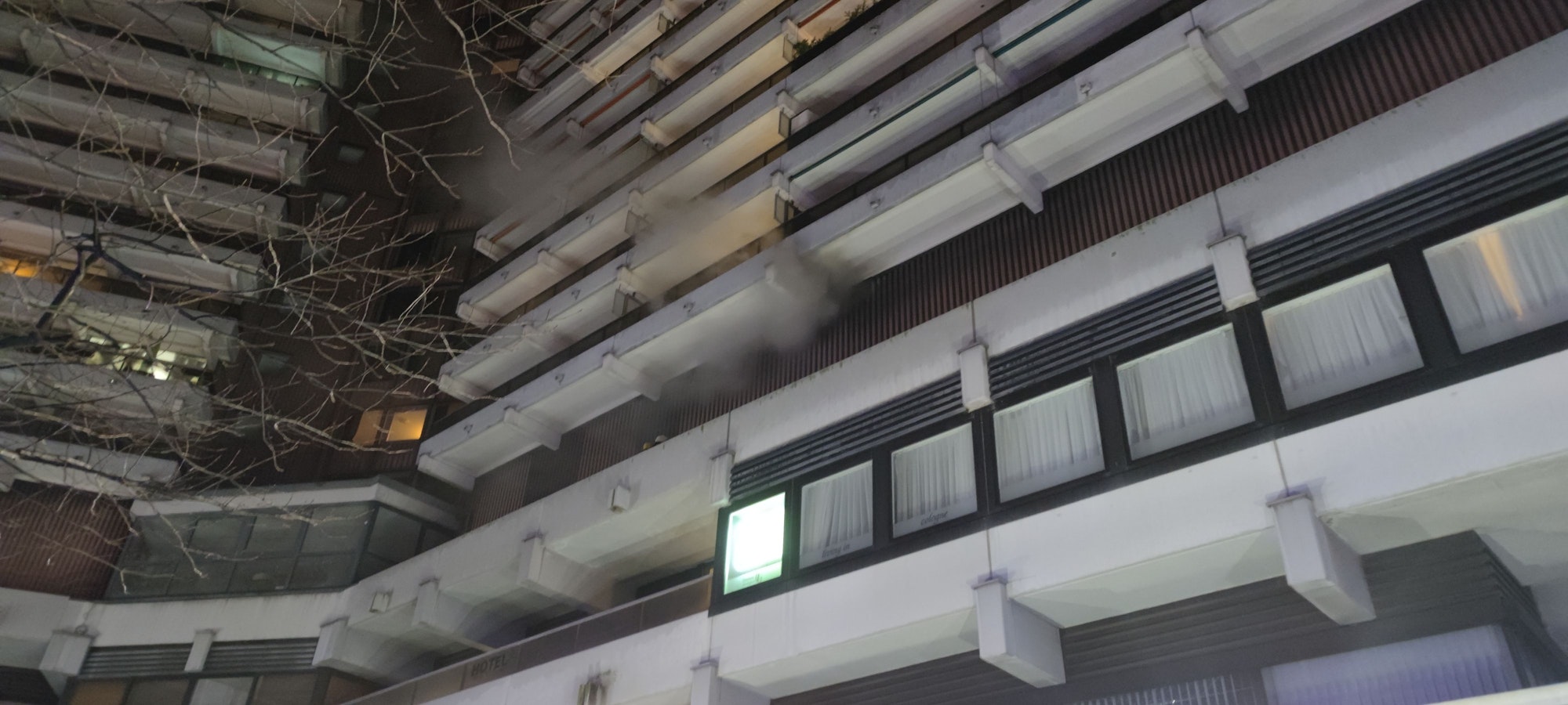 Die Feuerwehr spricht von starker Rauchentwicklung am Uni-Center in Köln.