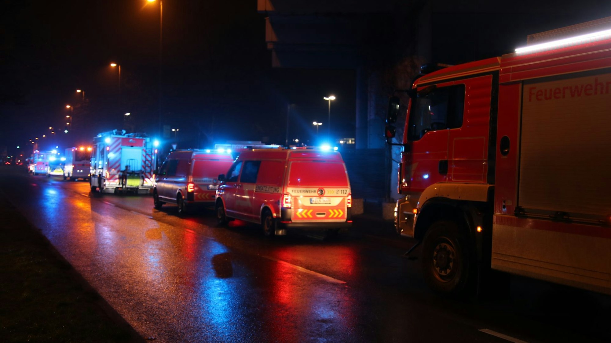 Mehrere Einsatzwagen beim Brand im Uni-Center im Januar.