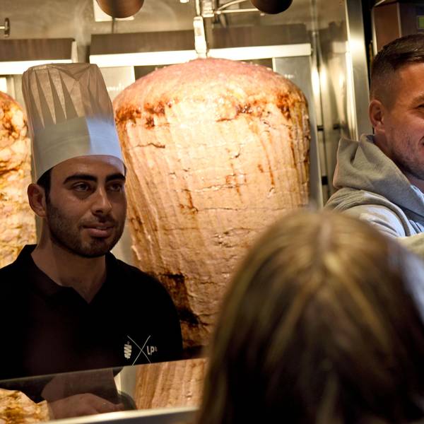 Lukas Podolski begrüßt Menschen bei der Eröffnung eines Mangal-Döner-Ladens 2018.