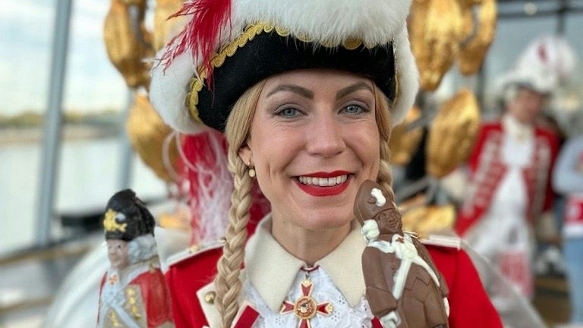 Das Mariechen der Roten Funken, Judith Gerwing (hier mit Schoko-Funken), hört nach dieser Session auf. Nachfolge-Kandidatinnen können sich jetzt bewerben.