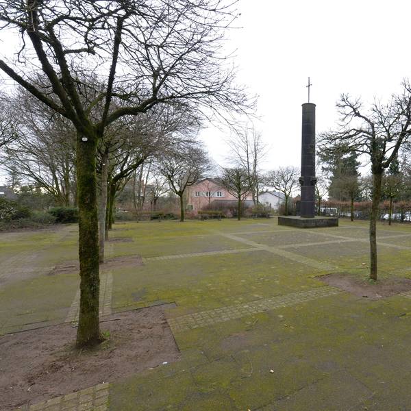 Der Deutsche Platz mit Bäumen und einem Denkmal.