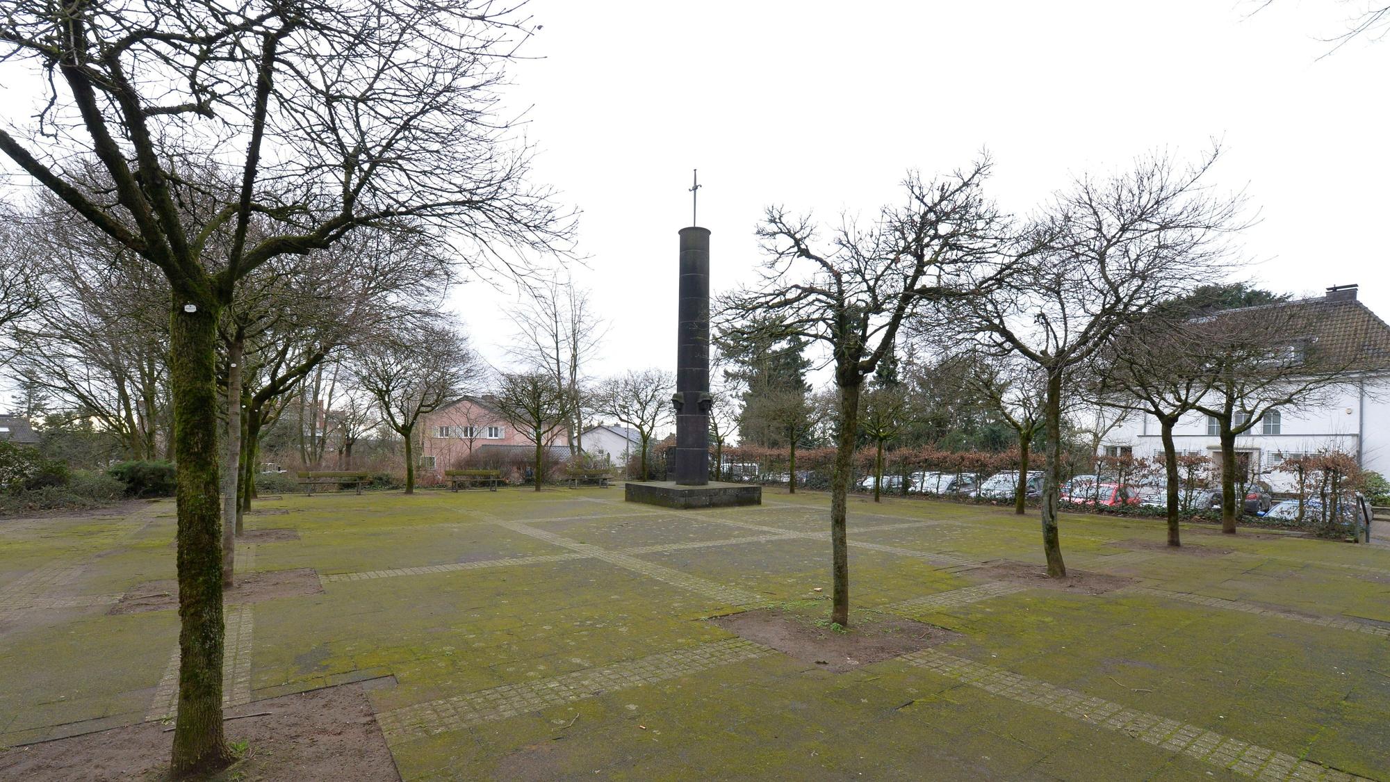 Der Deutsche Platz mit Bäumen und einem Denkmal.