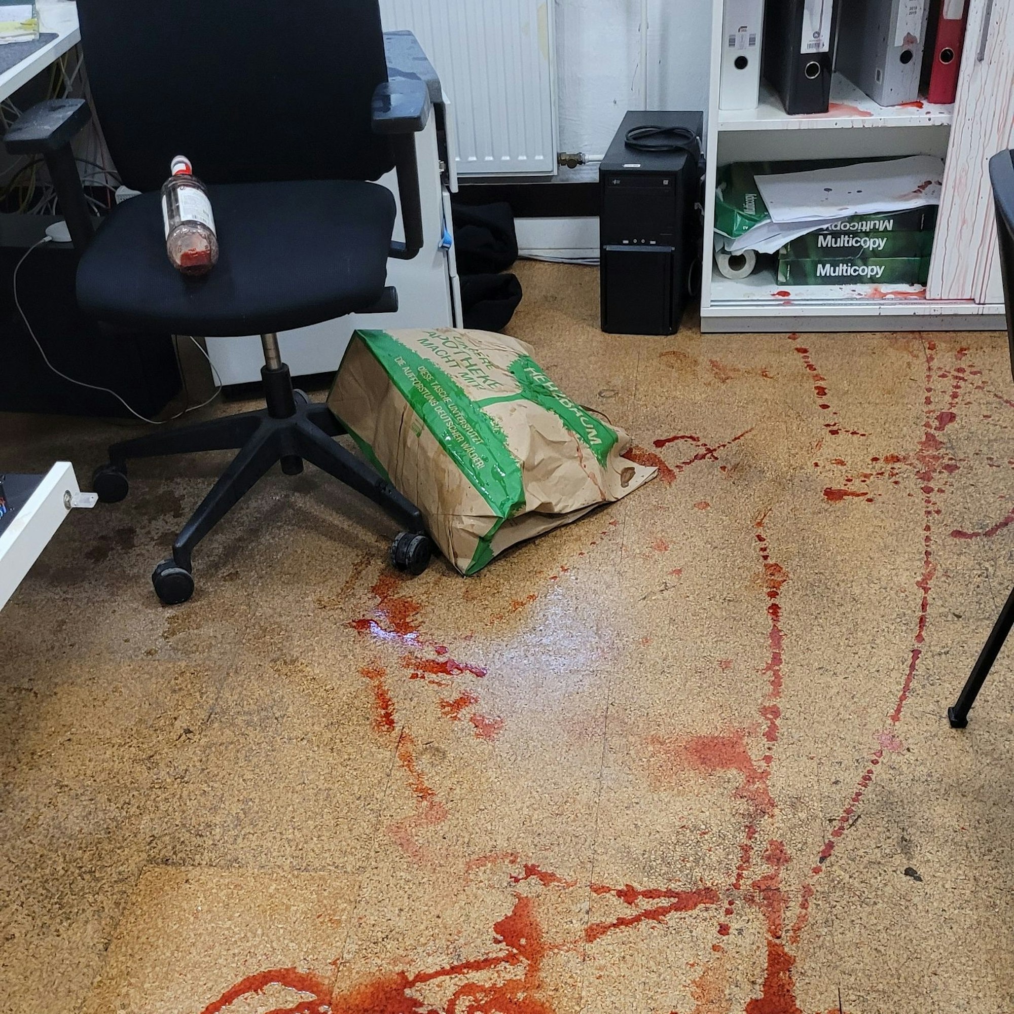 Um ihre Spuren unkenntlich zu machen, verschmierten die Täter viele Flächen mit einer klebenden Substanz.