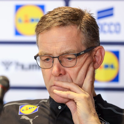 Deutschlands Trainer Alfred Gislason sitzt nach der Niederlage in der Pressekonferenz.