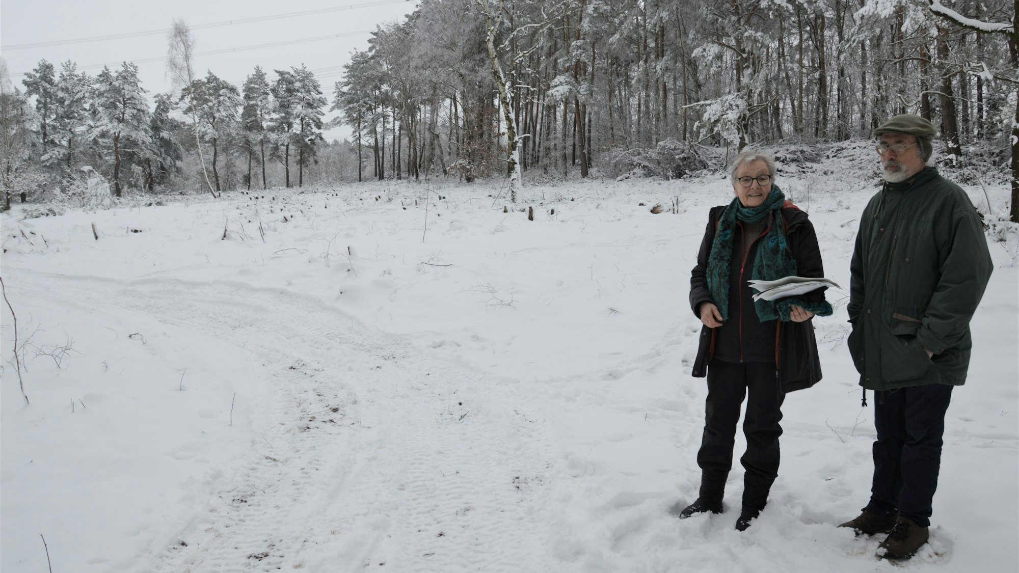 Friede Röcher und Ulrich Meisen vor dem zugeschneiten Naturwald.