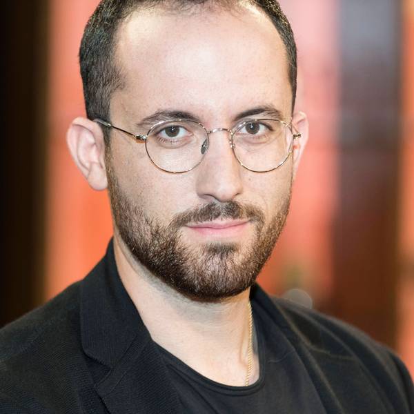 Starpianist Igor Levit schaut in die Kamera.