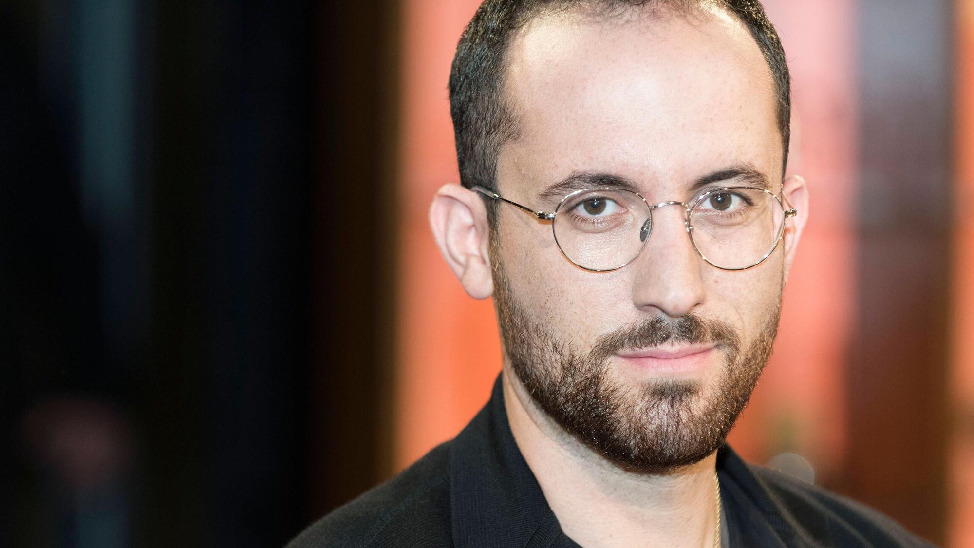 Starpianist Igor Levit schaut in die Kamera.