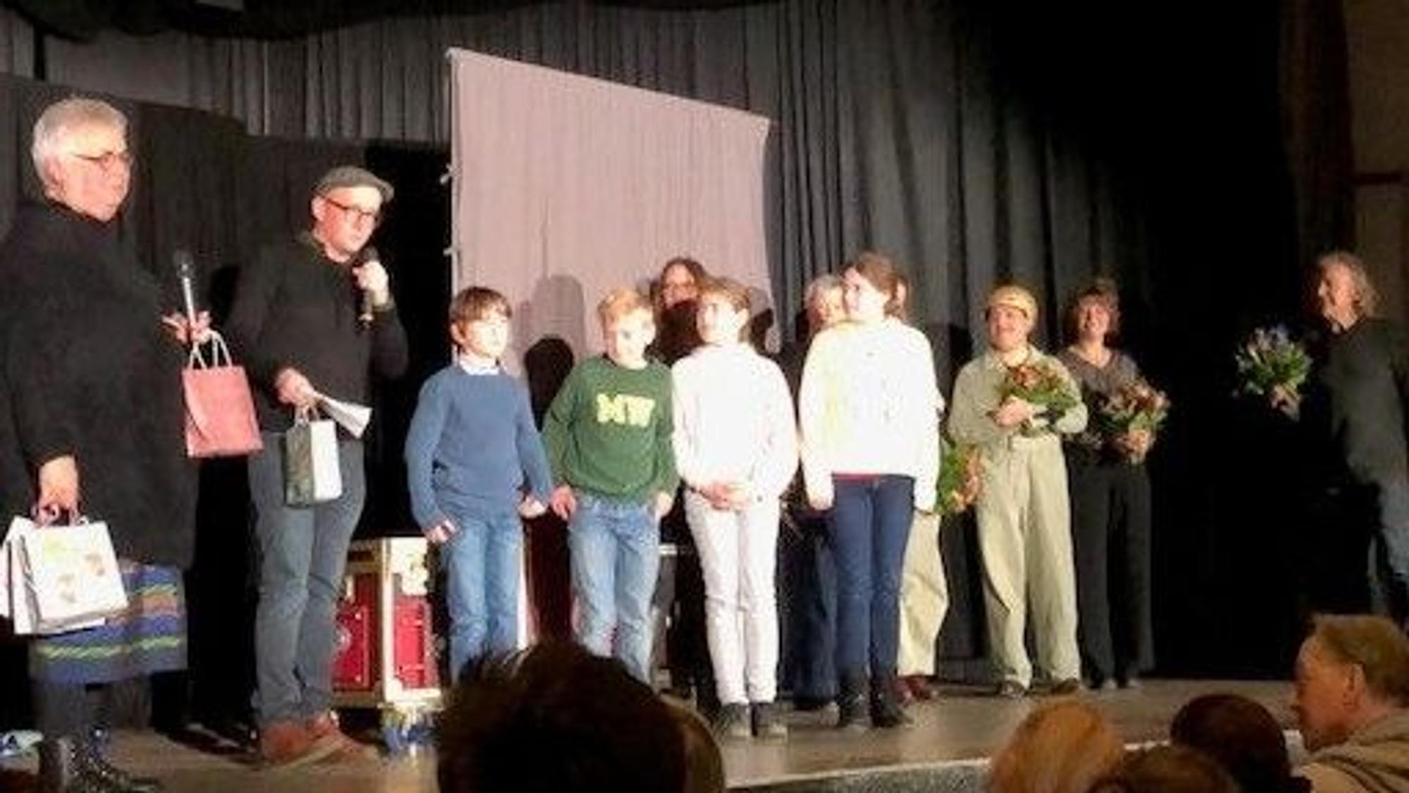 Das Team von Zartbitter Köln steht auf der Bühne mit Kindern der Domsingschule Köln, die die Songs für das Theaterstück eingesungen haben.
