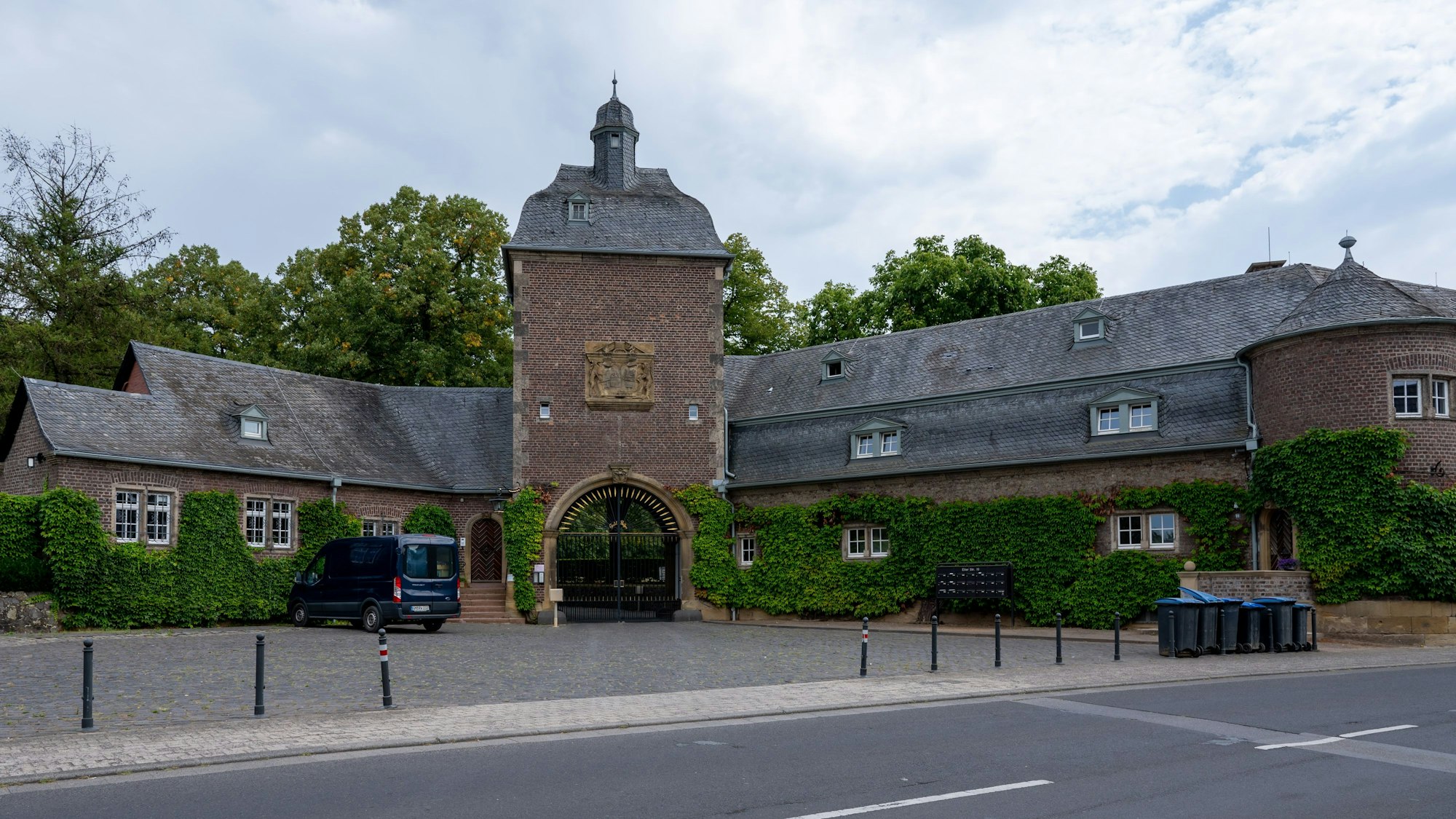 Blick auf das Haupttor vom Gestüt Röttgen im Kölner Stadtteil Rath/Heumar.