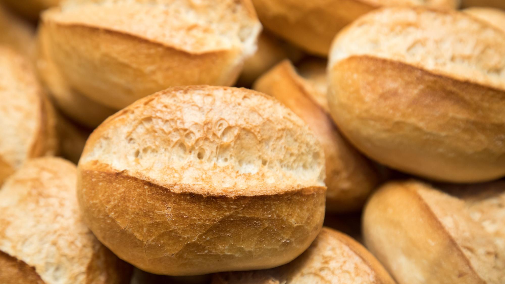 Auf dem Foto sind frische Brötchen zu sehen.