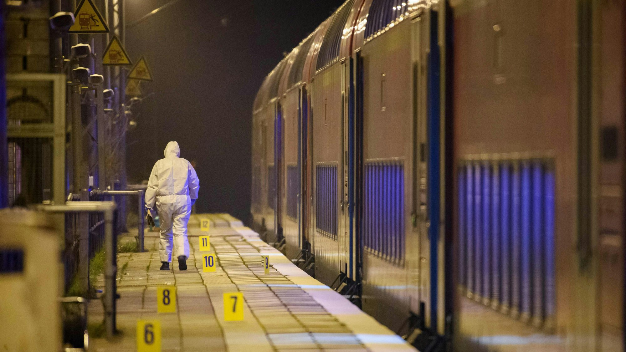 Spurensicherung am Regionlzug in Brokstedt