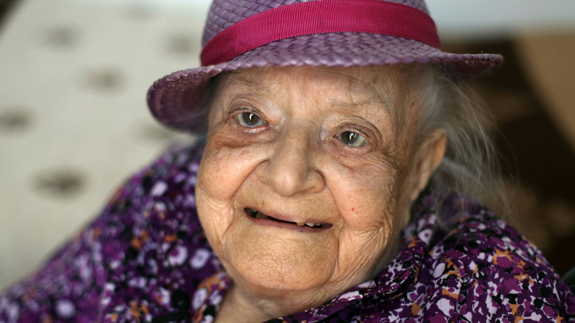 Faye Cukier schaut lächelnd in die Kamera