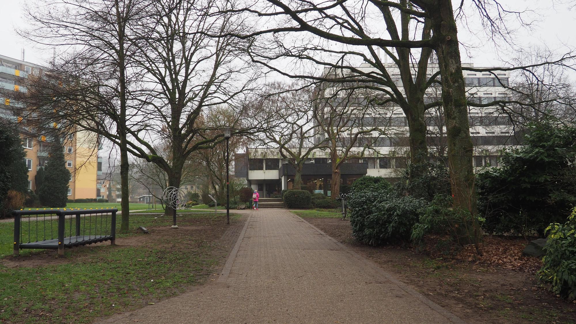 Der Weg vom Busbahnhof zur Leichlinger Stadtbücherei im Stadtpark
