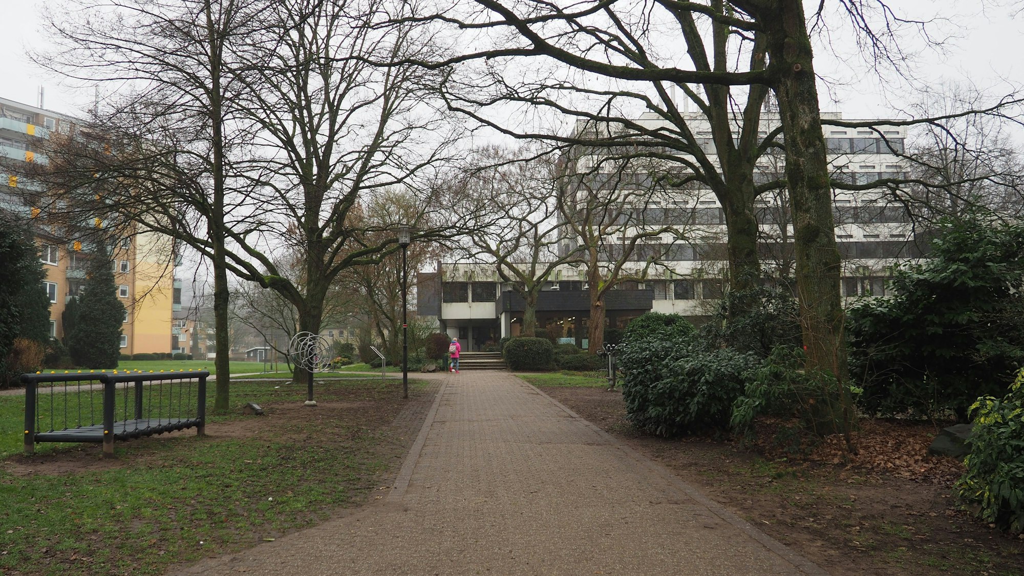 Der Weg vom Busbahnhof zur Leichlinger Stadtbücherei im Stadtpark