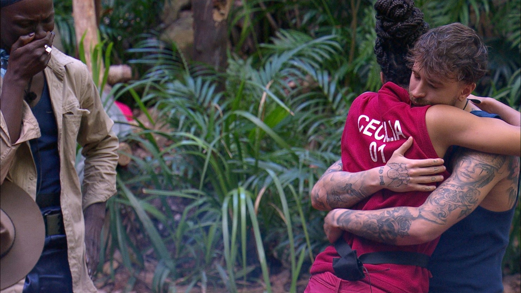 Cecilia Asoro muss das Camp verlassen. Sie verabschiedet sich von Gigi Birofio (r.) und Papis Loveday.