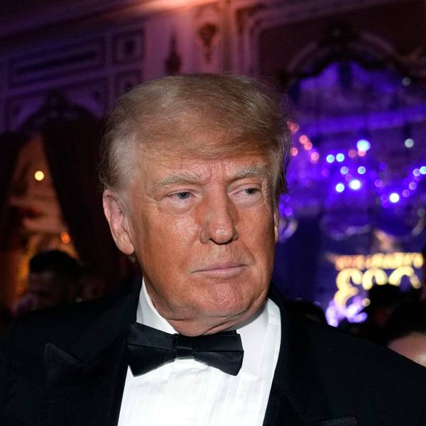Donald Trump, ehemaliger Präsident der USA, im Anzug mit Fliege
