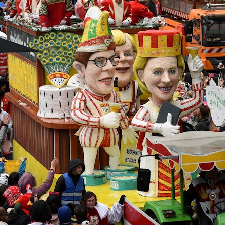 Persiflage-Wagen im Rosenmontagszug.