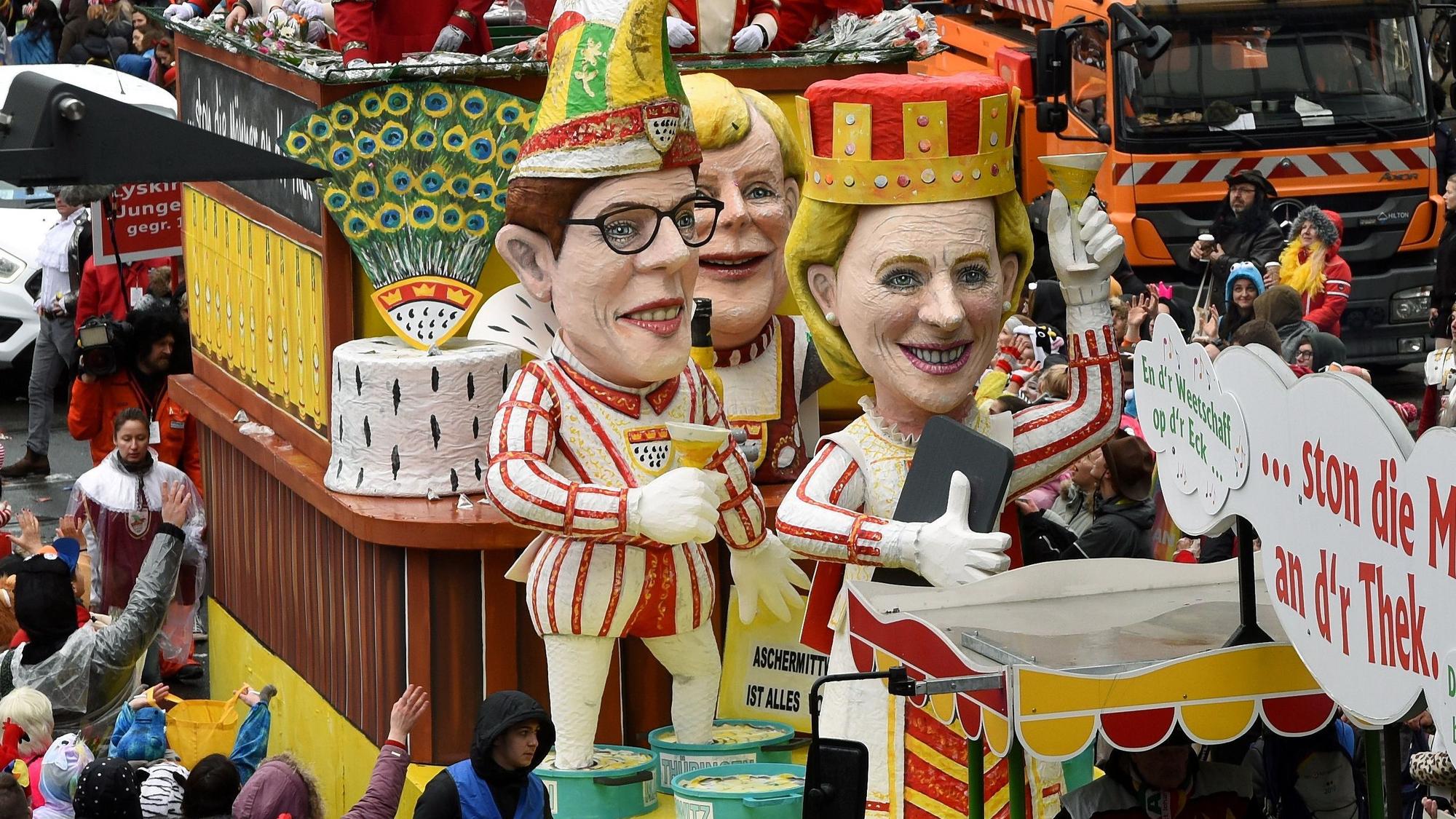 Persiflage-Wagen im Rosenmontagszug.