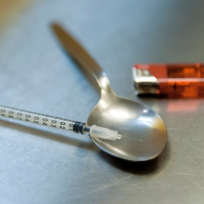 Utensilien, die zum Heroinkonsum genutzt werden, liegen auf einem Tisch.