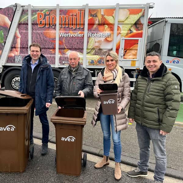 Hans-Jürgen Sprokamp, Alexander Lünenbach, Michael Czyborra, Anika Hagt und Sven Tahiri stehen mit zwei Biotonnen auf einer Straße.