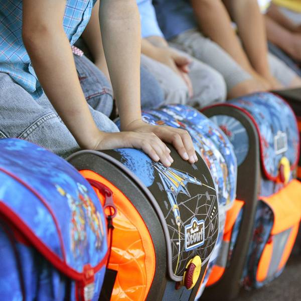 Mehrere Erstklässler warten auf ihre Einschulung in eine Grundschule.