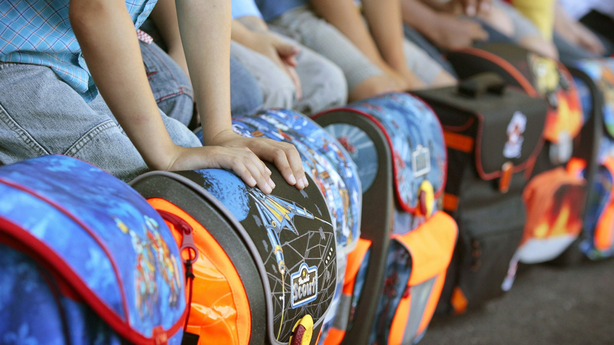 Erstklässler warten auf ihre Einschulung in eine Grundschule. Zu sehen sind ihre Tornister.