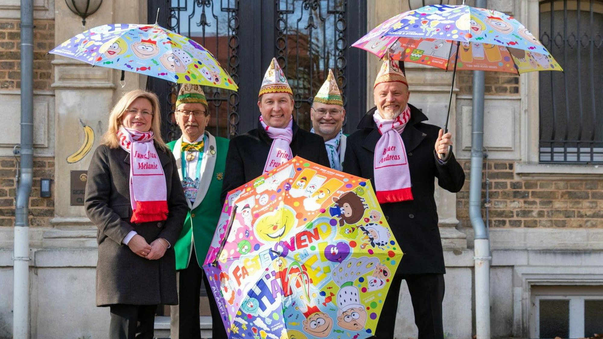 Das Trifolium bei der Übergabe eines „Fastelovend em Hätze“ Schirms.