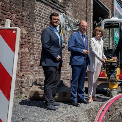 An einer Glasfaser-Baustelle in Köln stehen Fördermittel-Experte Michael Witte, Netcologne-Chef Timo von Lepel, Oberbürgermeisterin Henriette Reker und dem damaligen Wirtschaftsminister Andreas Pinkwart (FDP).