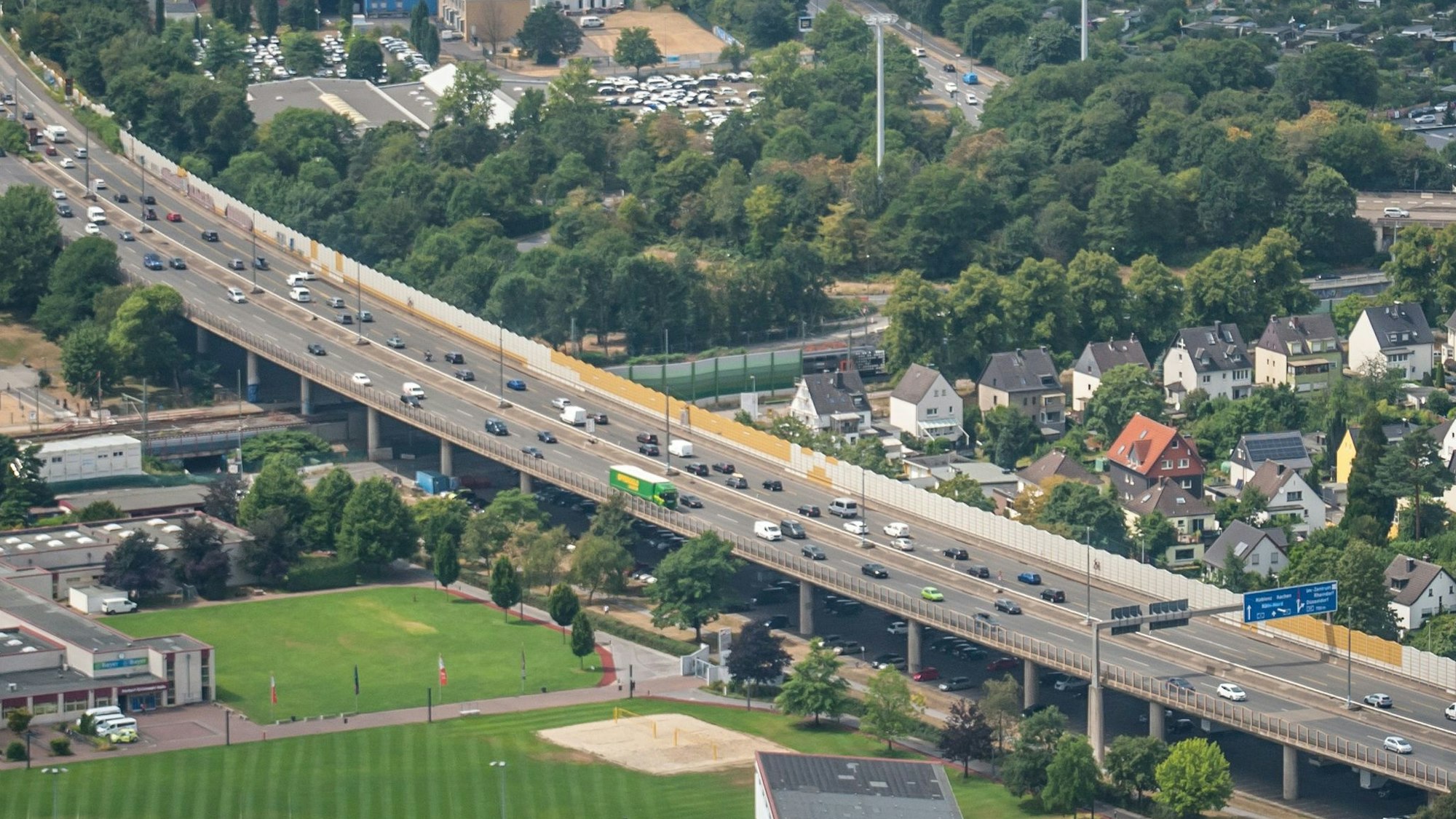Vogelperspektive auf die Autobahn 1, die auf vielen Pfeilern am Sportpark in Küppersteg vorbeiführt.