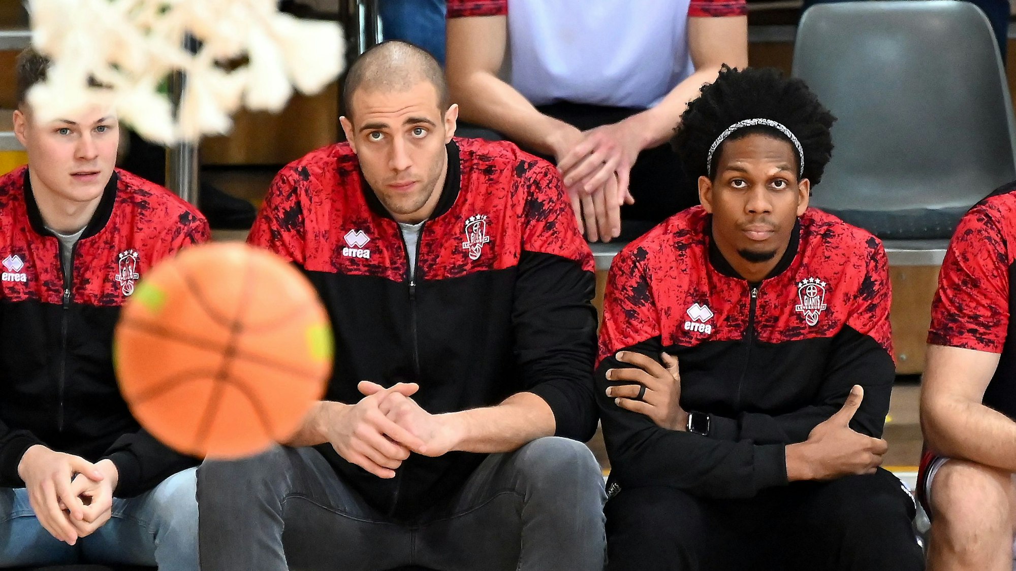 04.12.2022-Basketball-Bayer Giants-Bremerhafen
links: Dennis Heinzmann (Bayer)
rechts: Kadre Gray (Bayer)
Foto: Uli Herhaus