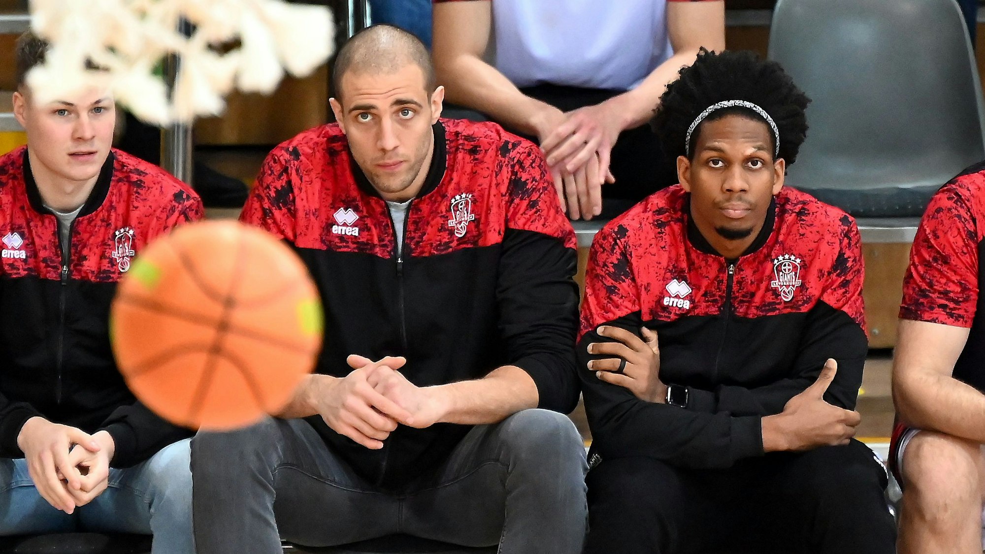 04.12.2022-Basketball-Bayer Giants-Bremerhafen
links: Dennis Heinzmann (Bayer)
rechts: Kadre Gray (Bayer)
Foto: Uli Herhaus