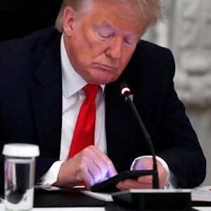 Donald Trump tippt auf seinem Smartphone.