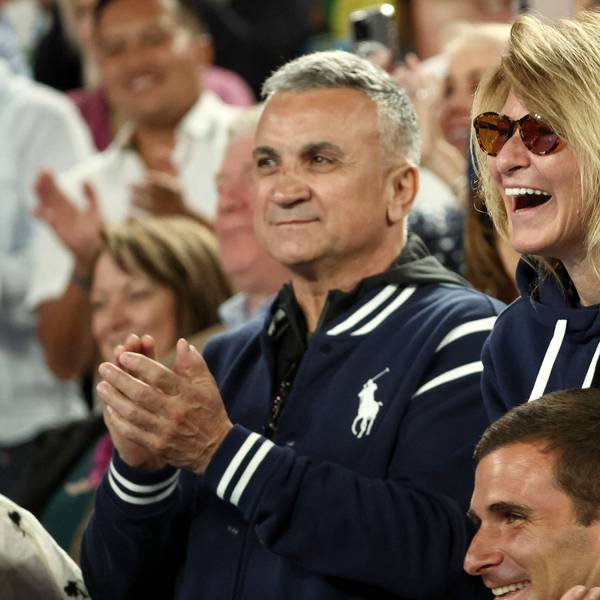 Srdjan Djokovic und Mutter Dijana Djokovic klatschen und lachen beim Spiel ihres Sohnes.