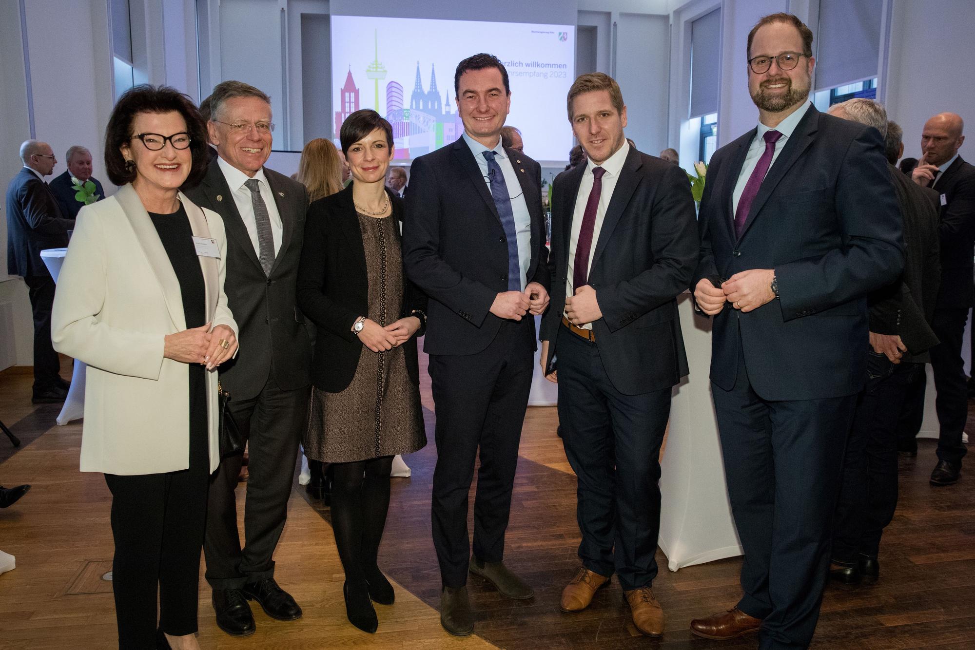 Neujahrsempfang des Regierungspräsidenten von Köln.
Im Bild v.l.n.r. Gisela Walsken, Hans-Jürgen Petrauschke, Carolin Weitzel, Dr. Thomas Wilk, Markus Ramers und Thomas Schauf.