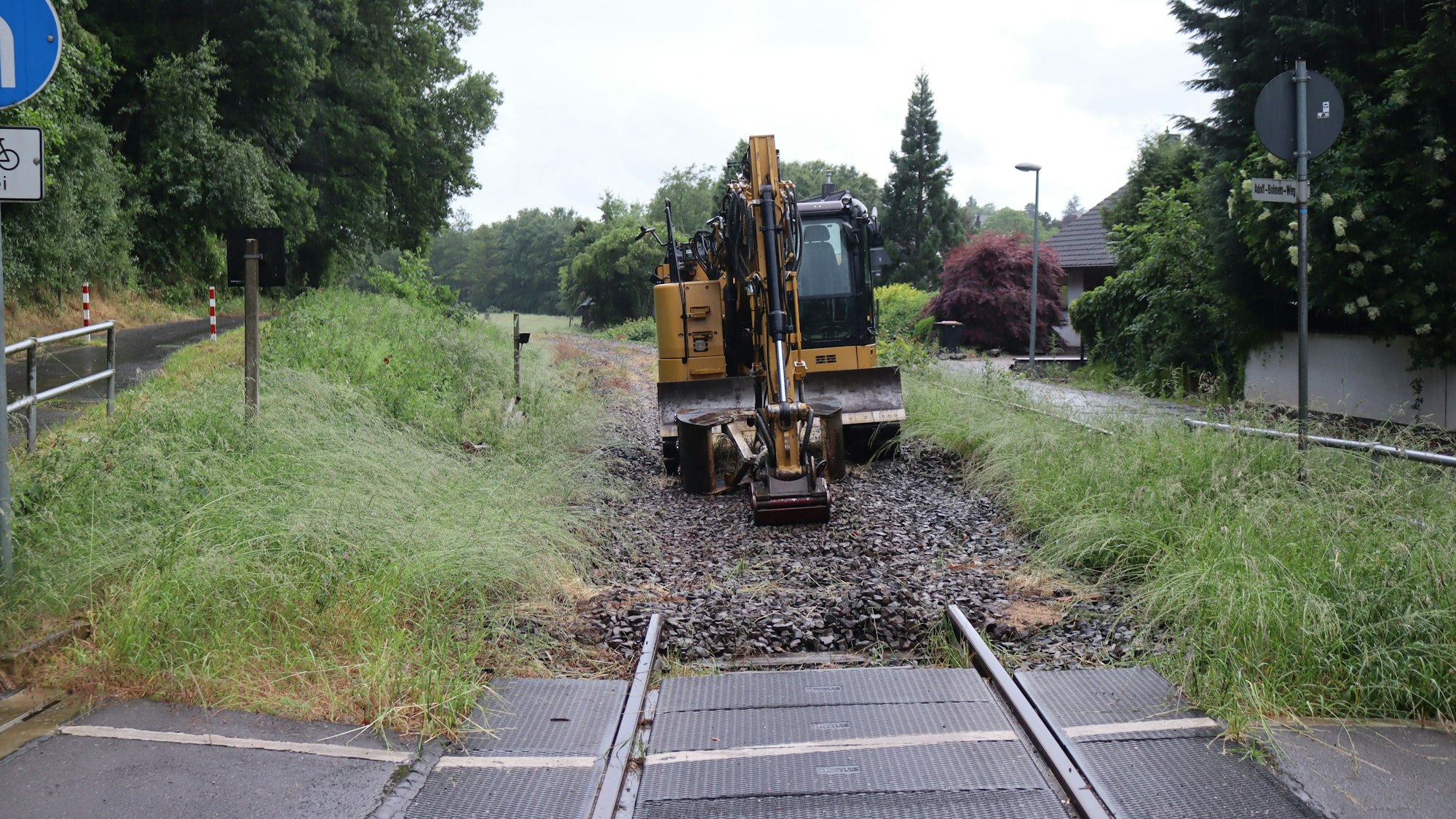 Ein Bagger steht im Gleisbett. Dort fehlen die Schienen.