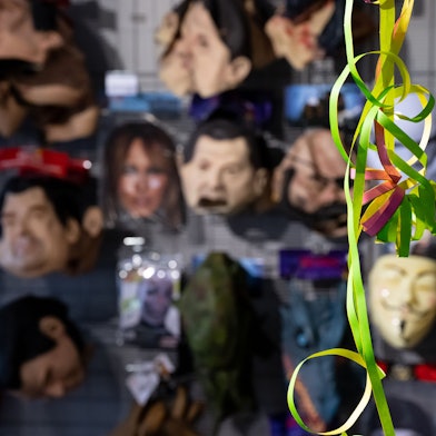 Verschiedene Masken hängen in einer Köstum-Filiale in einem Regal vor einer Luftschlange aus Papier. (Symbolbild)